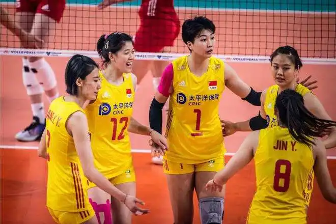  30中国女排赢下关键战预定总决赛门票,球迷敲锣打鼓庆贺