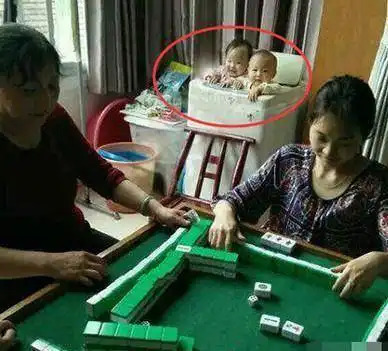  搞笑gif趣图大排档老板自从买了这个开瓶器以后,啤酒销量突然间大增