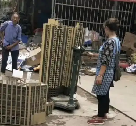 搞笑趣图一神秘收废品大爷竟将整栋楼买下来了  搞笑趣图一神秘收废品大爷竟将整栋楼买下来了