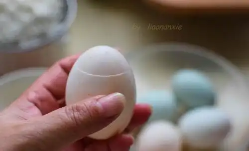 咸鸭蛋别只煮了当早餐,这样做有料有趣,出锅孩子吃掉四个