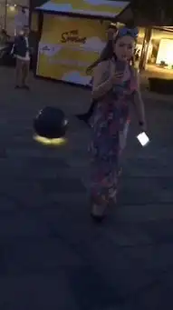 男子掏出喇叭表白喇叭传出收废品叫卖声  男子掏出喇叭表白喇叭传出收废品叫卖声