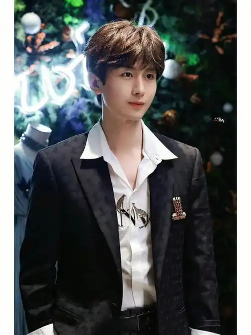  曝卓伟大瓜主人公是成毅,晒其和富婆私聊亲昵录音,还有亲密合照