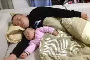  搞笑gif趣图这是谁家的妹子,没人要我抱走了啊