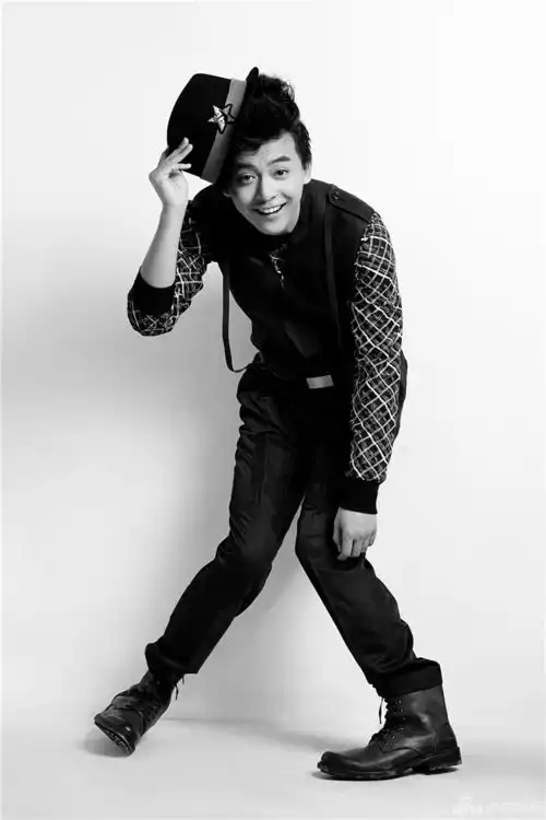  组图李佳航时尚写真搞笑绅士演绎双重气质