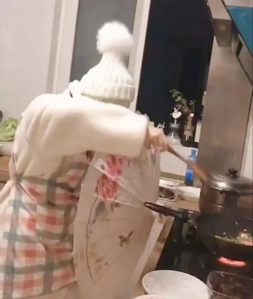  搞笑图片他的媳妇练过掌上功夫吗他腿上的印记又红又厚重