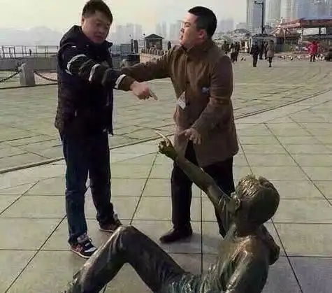  爆笑段子男友逛街,那里有很多摆地摊的,我们就边走边看