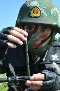 武警狙击手魔鬼训练超严格脸爬虫子也不许动