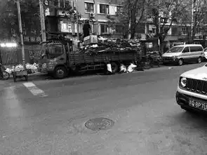  晚上卡车占道收废品有点闹图