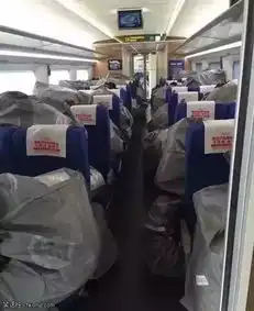  搞笑图片妹子胸器夹啤酒,这不科学啊