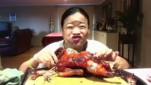  喜欢看这个泰国大姐吃东西,烤鸭吃的真豪迈,吃相夸张又搞笑