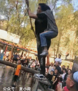 搞笑gif趣图新娘子这么大的劲,没打算让闺蜜嫁出去吧  搞笑gif趣图新娘子这么大的劲,没打算让闺蜜嫁出去吧