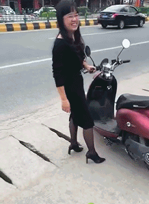  搞笑gif趣图都这么晚了,嫂子也不走,这可怎么办啊