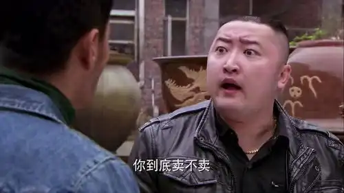  小伙做生意卖起碗来了,敲锣打鼓销售起来,这嘴皮还挺牛