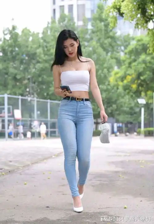  穿白色抹胸的牛仔裤美女