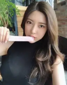  搞笑gif趣图妹子,你嘴里咬的是什么呢被我发现了哦